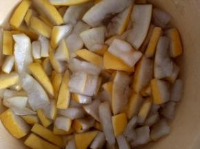 泡到最后柚子皮会呈透明色
时间泡不够的需要大火煮出黄苦水再做