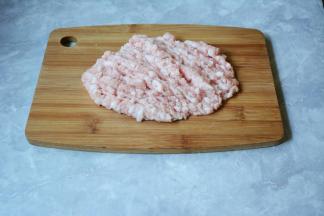猪肉去皮，剁成肉泥。