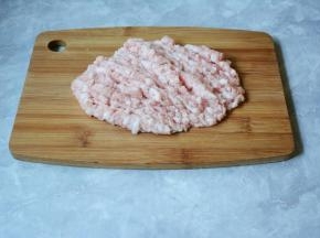 猪肉去皮，剁成肉泥。