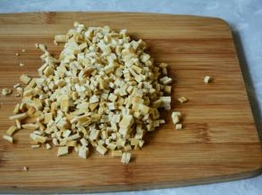 豆腐干洗干净切碎。