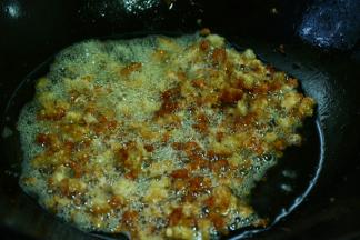 锅中倒入适量的菜籽油，等油熟烫之后放入猪肉，小火慢煸至出多余的油。煸至出香味，最好干一些比较香。