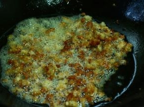 锅中倒入适量的菜籽油，等油熟烫之后放入猪肉，小火慢煸至出多余的油。煸至出香味，最好干一些比较香。