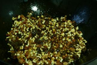 接着加入芽菜，豆腐干继续炒香。