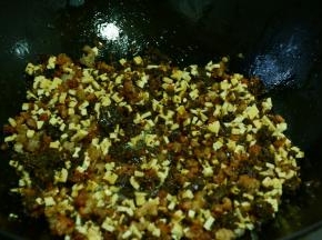 接着加入芽菜，豆腐干继续炒香。