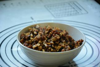 叶儿粑的馅儿就做好啦。