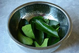 柚子叶洗干净擦干待用。