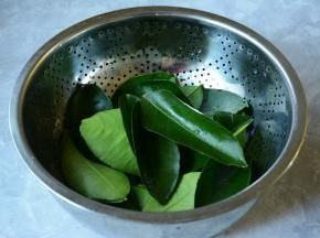 柚子叶洗干净擦干待用。