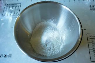 糯米粉加入适量的水揉至无颗粒成团。取出一小部分加入竹炭粉揉至成团待用。