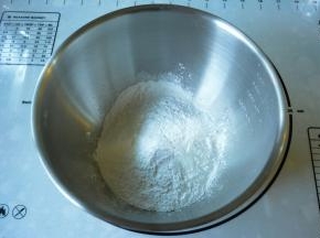 糯米粉加入适量的水揉至无颗粒成团。取出一小部分加入竹炭粉揉至成团待用。