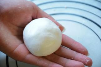 搓圆收紧口子朝下。