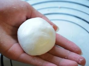 搓圆收紧口子朝下。