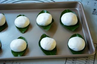 然后将包好的叶儿粑放在柚子叶上面。