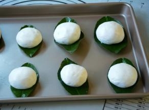 然后将包好的叶儿粑放在柚子叶上面。