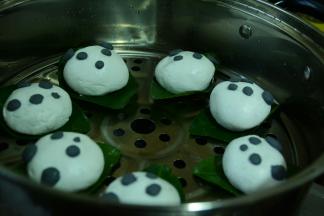 然后将做好的叶儿粑上蒸熟透。小火大约10——15分钟。