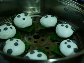 然后将做好的叶儿粑上蒸熟透。小火大约10——15分钟。