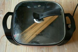 先将竹签放入电火锅中加入适量的水煮沸腾，进行消毒杀菌。