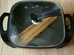 先将竹签放入电火锅中加入适量的水煮沸腾，进行消毒杀菌。