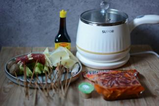 将牛肉切薄片加入适量的淀粉，腌制半小时。鱼腥草切长短合适，取一片牛肉包裹少许鱼腥草穿签。青笋去皮切断穿签，土豆，藕也切薄片穿签。鱼丸，牛丸，蟹棒解冻后穿签。