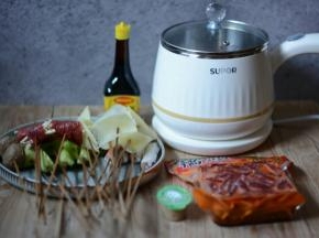 将牛肉切薄片加入适量的淀粉，腌制半小时。鱼腥草切长短合适，取一片牛肉包裹少许鱼腥草穿签。青笋去皮切断穿签，土豆，藕也切薄片穿签。鱼丸，牛丸，蟹棒解冻后穿签。