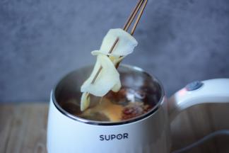 待锅中的水沸腾之后，先下入耐煮的配菜（鱼丸，牛丸，蟹棒之类），最后下入土豆片。