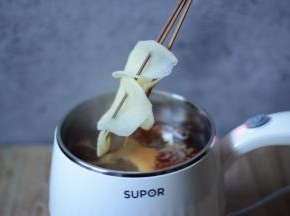 待锅中的水沸腾之后，先下入耐煮的配菜（鱼丸，牛丸，蟹棒之类），最后下入土豆片。