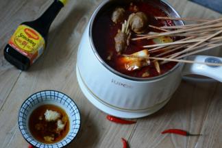 将蒜压泥，加入耗油，香油，葱拌均匀作为串串香的蘸汁。