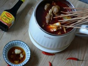 将蒜压泥，加入耗油，香油，葱拌均匀作为串串香的蘸汁。