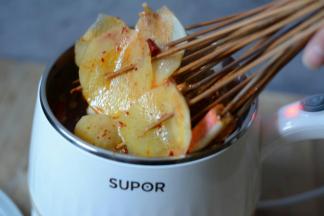 隔段时间将锅中的菜翻面，尽量让菜每一面都熟透，每一部分都入味。