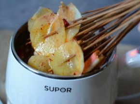 隔段时间将锅中的菜翻面，尽量让菜每一面都熟透，每一部分都入味。