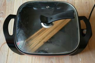 竹签洗干净放入电火锅中，加入适量的水，沸水煮一下竹签。