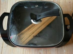 竹签洗干净放入电火锅中，加入适量的水，沸水煮一下竹签。
