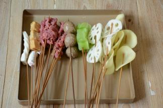 竹签将准备好的配菜串好。