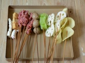 竹签将准备好的配菜串好。