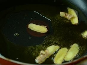 锅中倒入适量的菜籽油，等油熟烫之后加入姜片炒香。