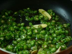 将青椒加入锅中翻炒出香。