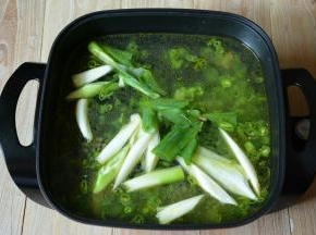 接着加入适量的水，葱段。