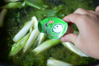 加入浓汤宝，盖上锅盖煮沸。