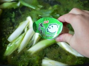 加入浓汤宝，盖上锅盖煮沸。