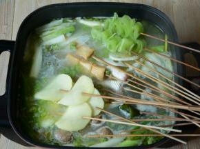 先下入海带，鱼丸然后再加入牛肉，土豆等易熟食材。这个时候可以做蘸汁，1小勺耗油，2勺香油，适量的蒜泥和葱加入混合均匀就可以啦。