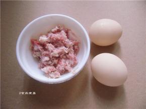 猪肉洗净切小块，用搅拌机搅碎，调入盐、鸡粉、拌匀腌制片刻