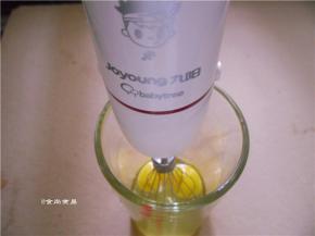 鸡蛋敲入容器内，打蛋器通电，将鸡蛋搅成蛋液