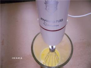 倒入100克温水，再次搅打蛋液，直至均匀