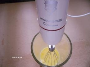倒入100克温水，再次搅打蛋液，直至均匀