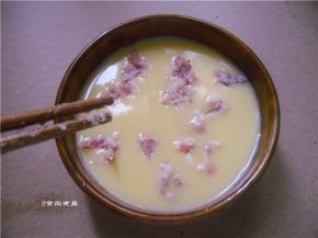 腌制过的肉末放在蛋液上面，摊放均匀，不要全部堆在一起，这样难熟