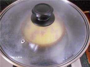 遮上锅盖，大火蒸13分钟，取出蛋羹，淋上橄榄油、酱油即可