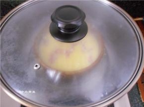 遮上锅盖，大火蒸13分钟，取出蛋羹，淋上橄榄油、酱油即可