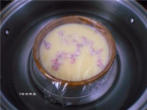 裹上保鲜膜，放入蒸锅内