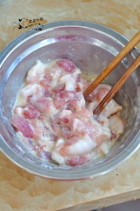 五花肉片切，加入胡椒粉、淀粉、蛋液抓匀。