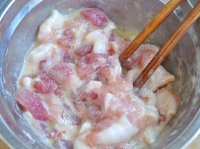 五花肉片切，加入胡椒粉、淀粉、蛋液抓匀。