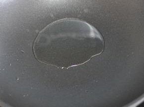 倒扣以后，内脂豆腐就可以完整的取出来了。用刀切成块，切完以后豆腐看起来还是完整的一块。